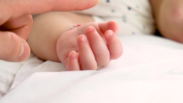 熟睡中的小宝宝爸爸的手给了。选择性重点. — 图库视频影像
