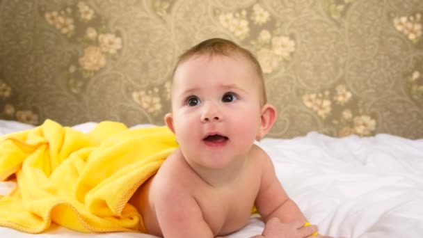 Kleines Baby nach dem Baden in einem Handtuch. Selektiver Fokus. — Stockvideo