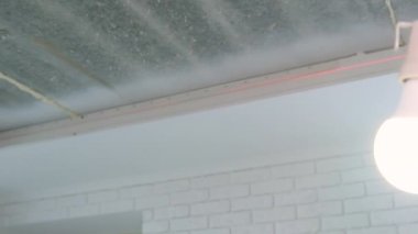 İşçiler odanın tavanını gerer. seçici odak.