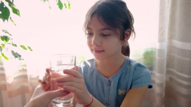 Çocuk bardaktan su içiyor. Seçici odak.