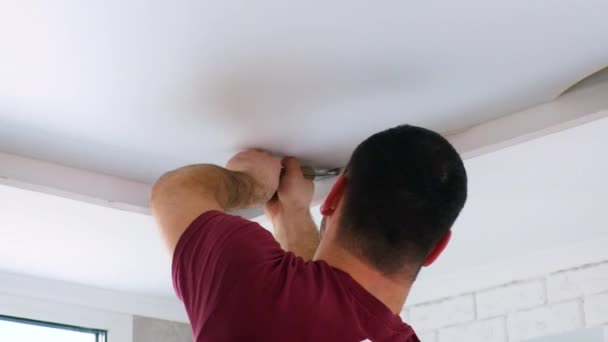 Los trabajadores estiran el techo en la habitación. enfoque selectivo. — Vídeos de Stock