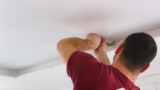 Los trabajadores estiran el techo en la habitación. enfoque selectivo. — Vídeos de Stock