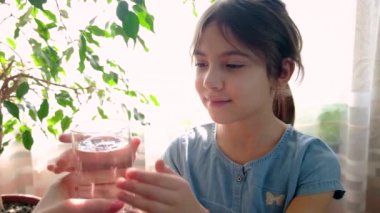 Çocuk bardaktan su içiyor. Seçici odak.