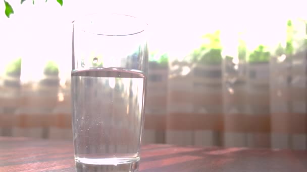 Il prend un verre d'eau. Concentration sélective. — Video