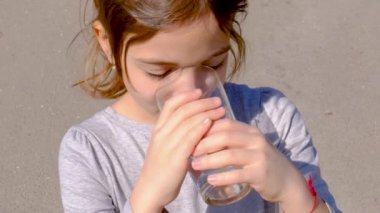 Çocuk bardaktan su içiyor. Seçici odak.