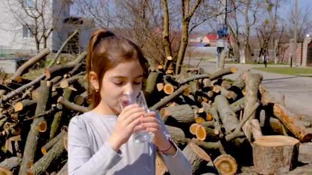 Ребёнок пьёт воду из стакана. Селективный фокус. — стоковое видео