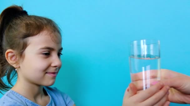 El niño bebe agua de un vaso. Enfoque selectivo. — Vídeo de stock