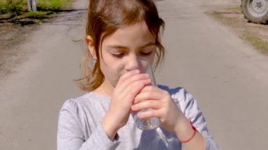 Çocuk bardaktan su içiyor. Seçici odak.