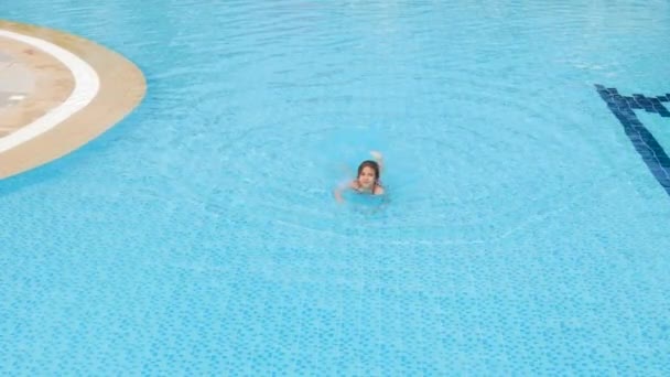 L'enfant nage dans la piscine. Concentration sélective. — Video