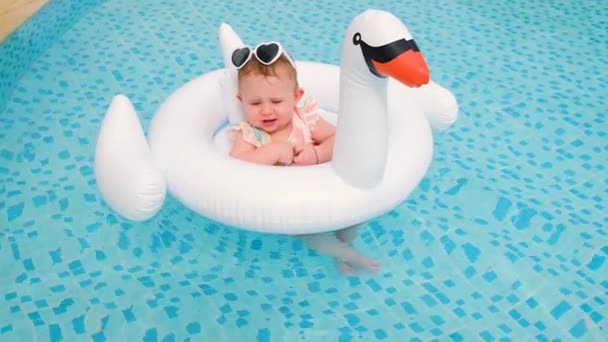 Bébé nage dans la piscine en cercle. Concentration sélective. — Video