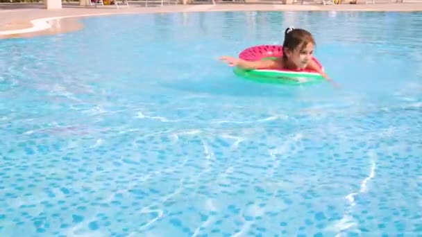 Barnet svømmer i poolen. Selektivt fokus. – Stock-video