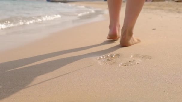 Benen lopen langs de strandmensen. Selectieve focus. — Stockvideo