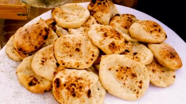 Kekler bir tandoor 'da pişirilir. Seçici odak.