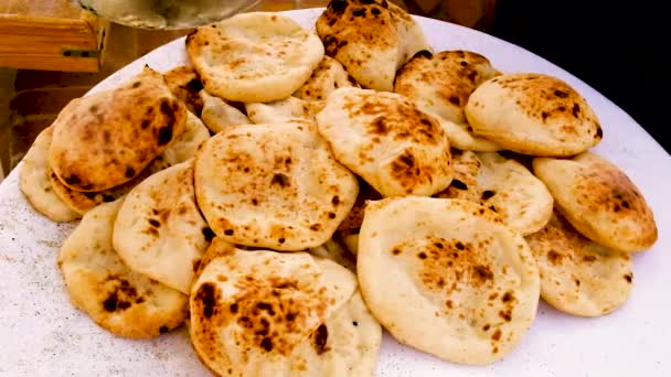 Taarten worden gebakken in een tandoor. Selectieve focus. — Stockvideo