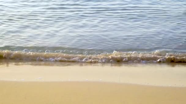 El mar está salpicando agua. Enfoque selectivo. — Vídeo de stock