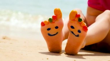 Çocuk elleri ayak boyası çizimi. Seçici odak.