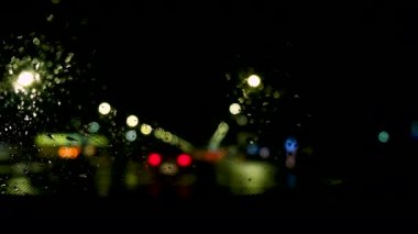 Geceleri araba ile yağmur yağıyor. Seçici odak.