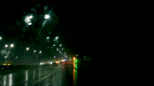 Дождь ночью на машине. Селективный фокус. — стоковое видео