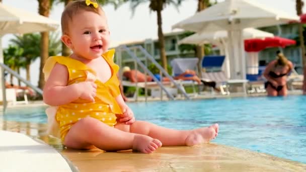 Bebé se juega con agua cerca de la piscina. Enfoque selectivo. — Vídeos de Stock