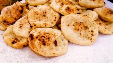 Kekler bir tandoor 'da pişirilir. Seçici odak.