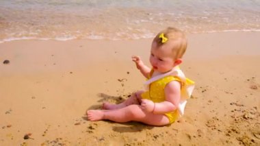 Çocuklar kumsalda kumla oynarlar. Seçici odak.