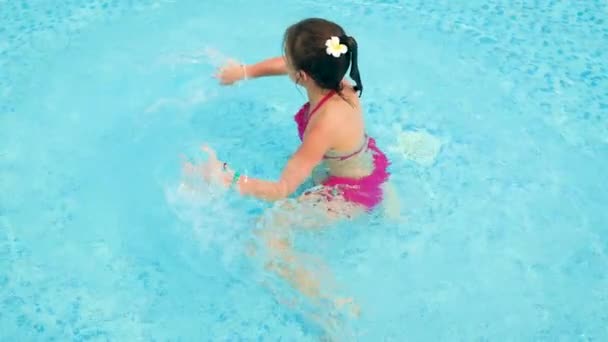 Et barn sprøjter vand på havet. Selektivt fokus. – Stock-video