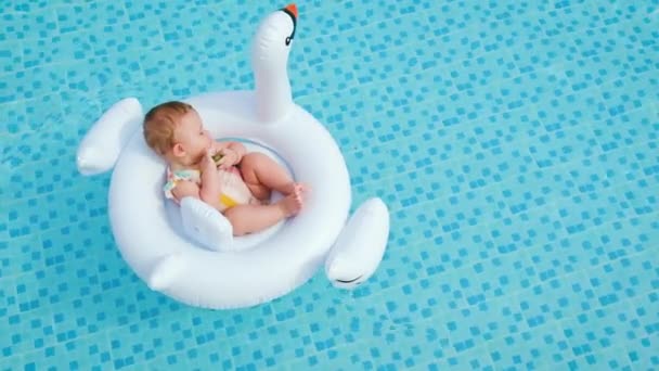 Baby schwimmt im Kreis im Pool. Selektiver Fokus. — Stockvideo