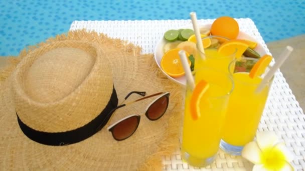 Il y a beaucoup de cocktails orange en vacances. Concentration sélective. — Video