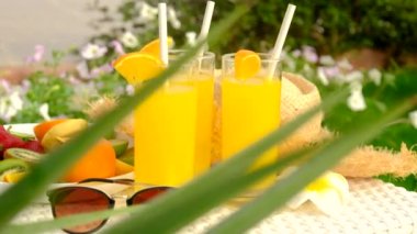 Tatilde bir sürü portakal kokteyli var. Seçici odak.