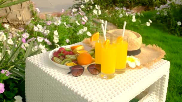 Orangefarbene Cocktails in einer Frauenhand. Selektiver Fokus. — Stockvideo