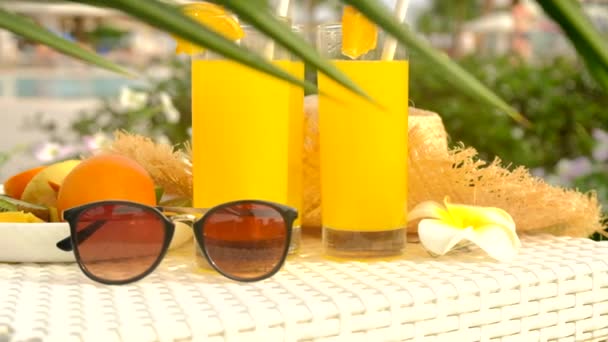 Es gibt viele orangefarbene Cocktails im Urlaub. Selektiver Fokus. — Stockvideo