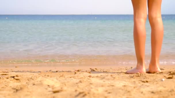 Το παιδί στέκεται στην παραλία. Επιλεκτική εστίαση. — Αρχείο Βίντεο