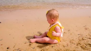 Çocuklar kumsalda kumla oynarlar. Seçici odak.