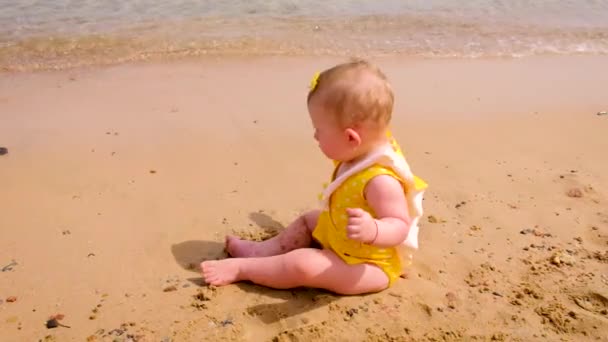 Τα παιδιά παίζουν με άμμο στην παραλία. Επιλεκτική εστίαση. — Αρχείο Βίντεο