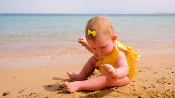 Børn leger med sand på stranden. Selektivt fokus. – Stock-video