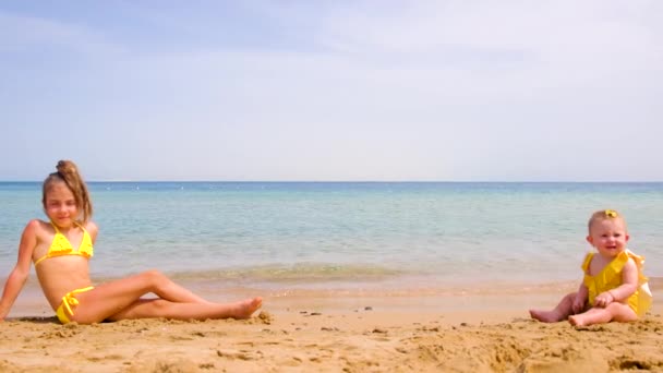 Dzieci bawią się piaskiem na plaży. Skupienie selektywne. — Wideo stockowe