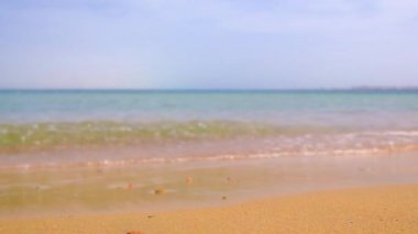 Deniz kıyıdan güzel mavi bir manzaradır. Seçici odak.