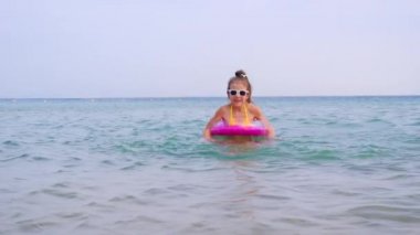 Çocuk uyuyan baba elinden verir. seçici odak.