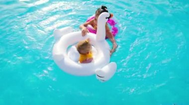 Çocuk denizde bir çember içinde yüzüyor. Seçici odak.