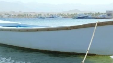 Denizde bir tekne var. Seçici odak.