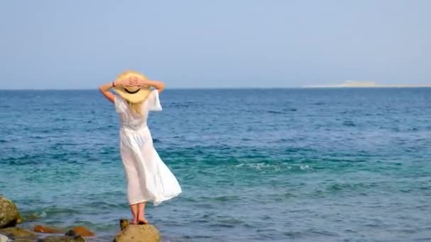Το κορίτσι κοιτάζει τη θάλασσα. Επιλεκτική εστίαση. — Αρχείο Βίντεο