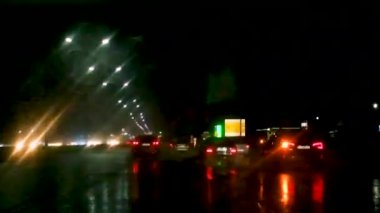 Geceleri araba ile yağmur yağıyor. Seçici odak.