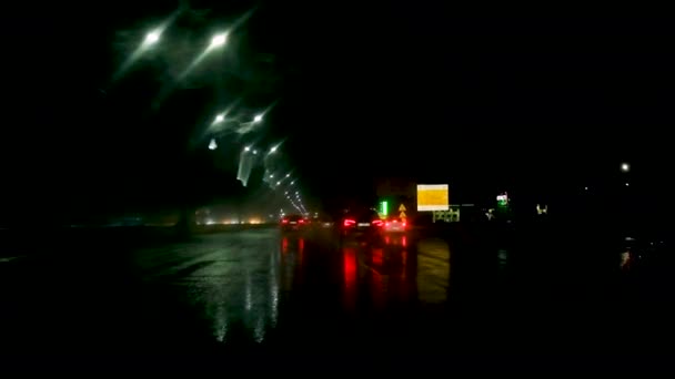 Nachts regnet es mit dem Auto. Selektiver Fokus. — Stockvideo
