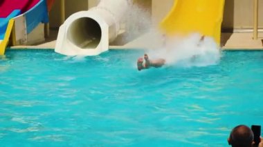 İnsanlar Aquapark 'ın suyundan geliyorlar. seçici odak.