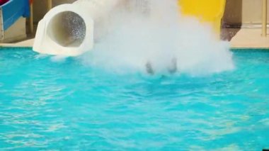 İnsanlar Aquapark 'ın suyundan geliyorlar. seçici odak.