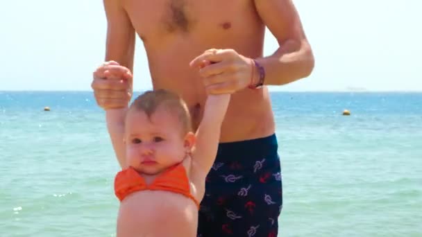 Père vomit le bébé sur la plage. focus sélectif. — Video