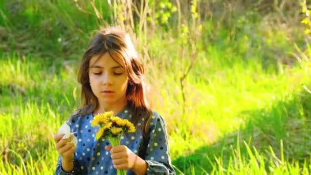 Το παιδί είναι αλλεργικό στα λουλούδια. Επιλεκτική εστίαση. — Αρχείο Βίντεο