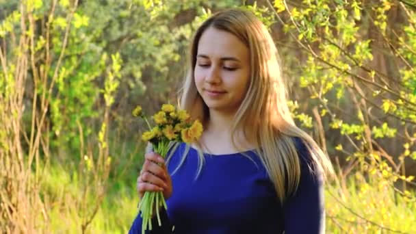 Жінка має алергію на квіти. Вибірковий фокус . — стокове відео