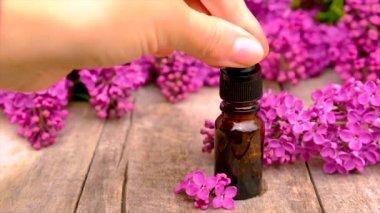 Leylak yağı ve özü küçük bir şişede. Seçici odak.