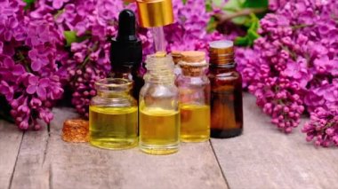 Leylak yağı ve özü küçük bir şişede. Seçici odak.